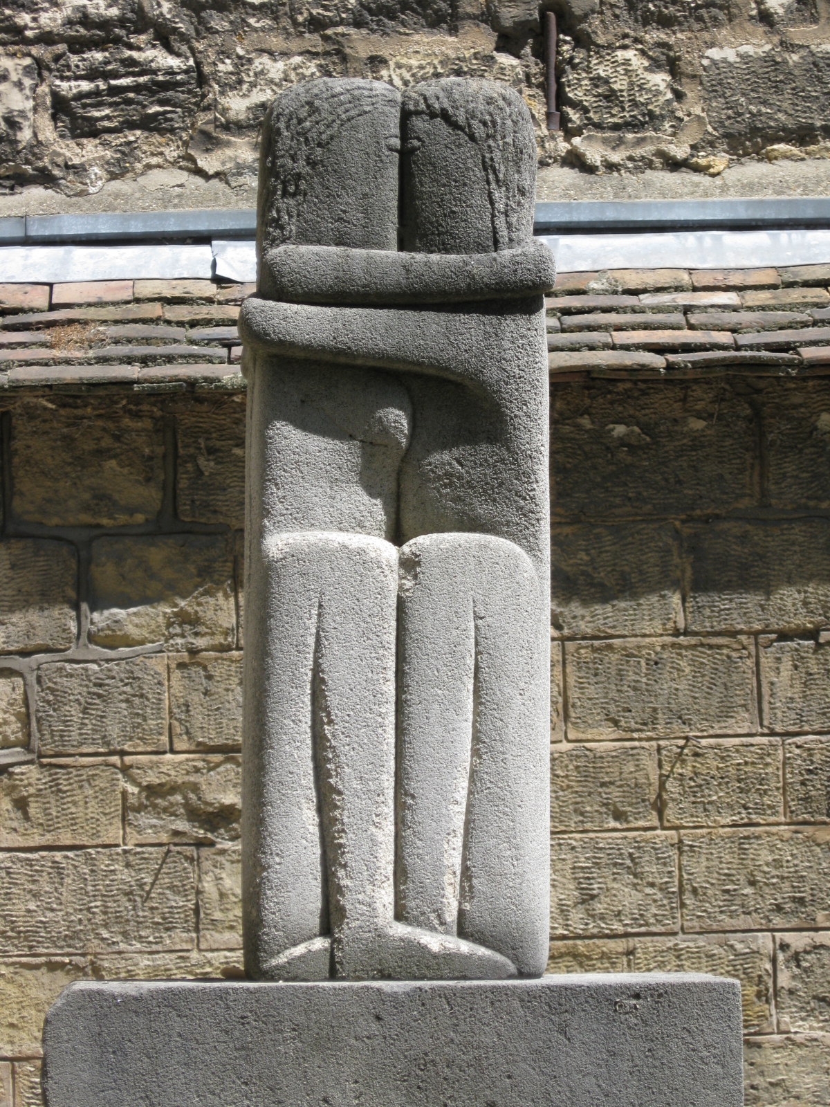 Constantin-Brancusi-Le-Baiser-1.jpg