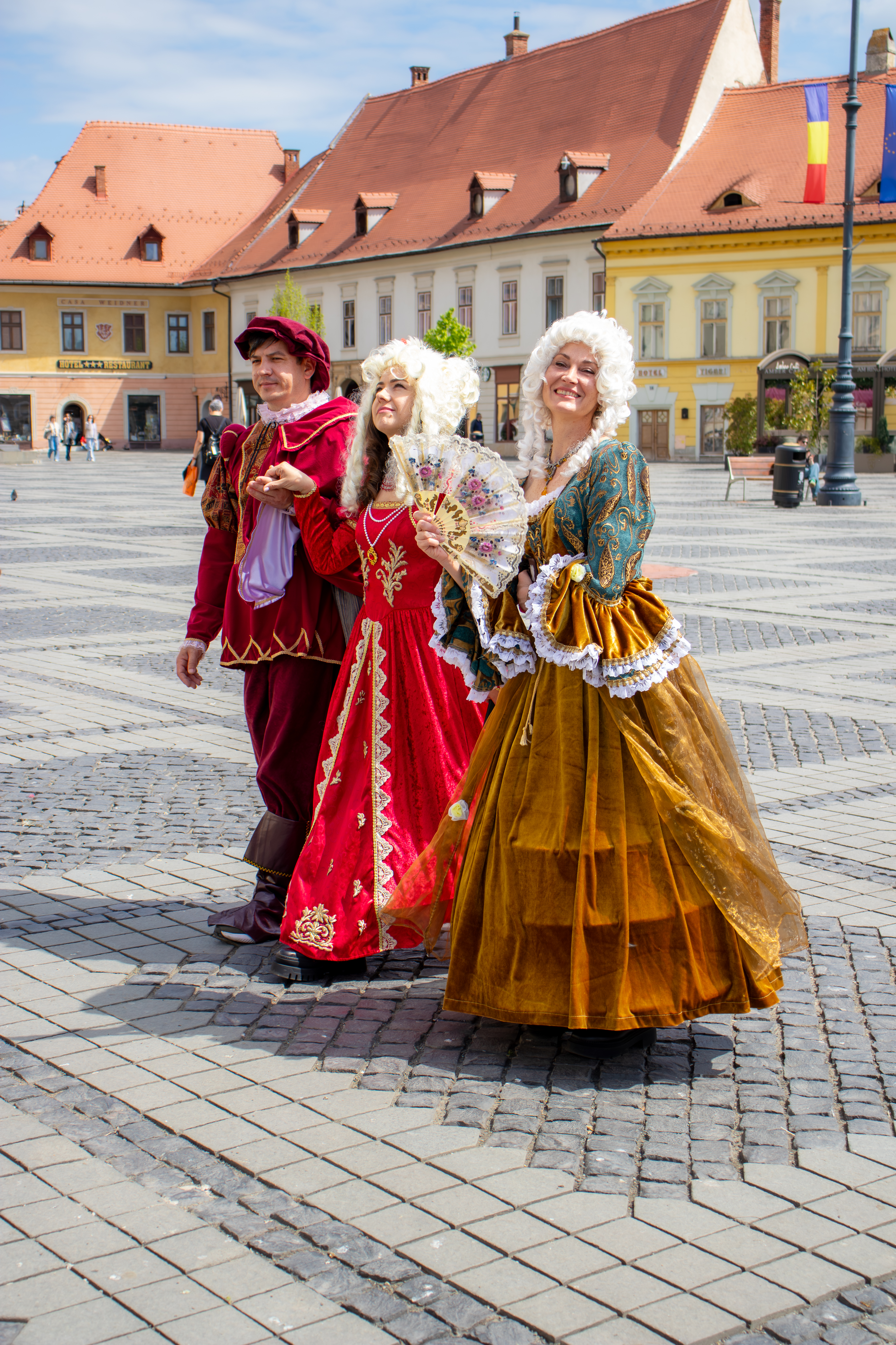 Deux marquises et un ménestrel sur la Grande Place de Sibiu. Ils ont l’air bien joyeux d’ être là.
