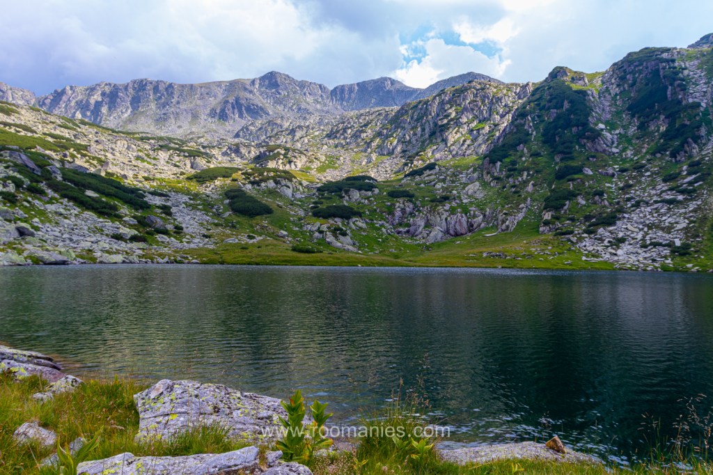 vue du lac Gales au premier plan avec en arrière-plan les crêtes qui l'entourent
