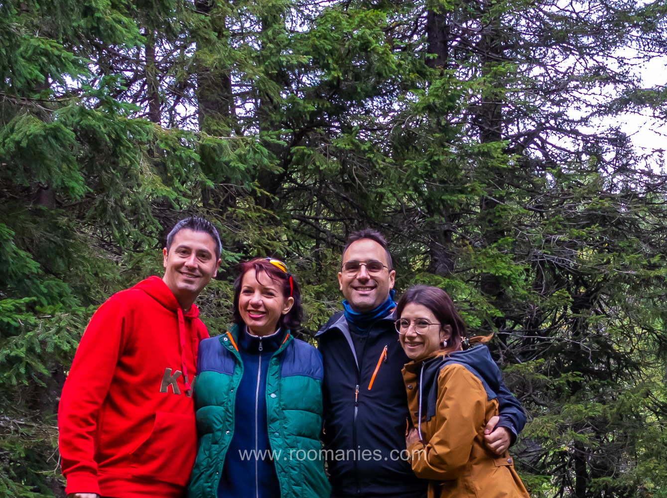 Émeline et Laurent et l’équipe Roomanies, avec en arrière-plan des sapins du parc national Retezat.  