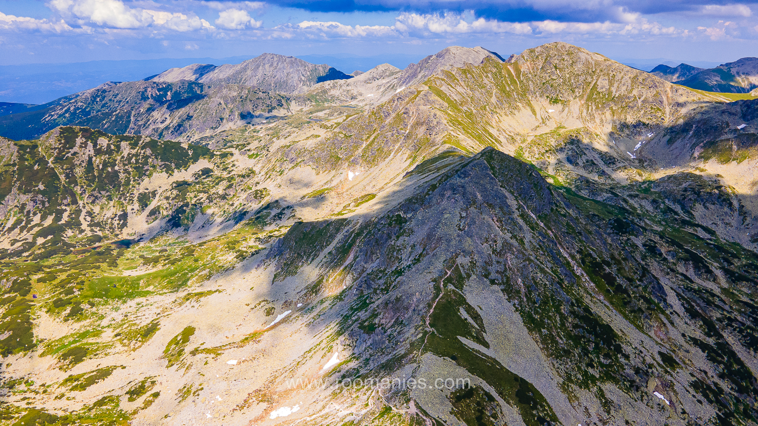 Vue aérienne du Parc National Retezat, en premier plan quelques crêtes. 