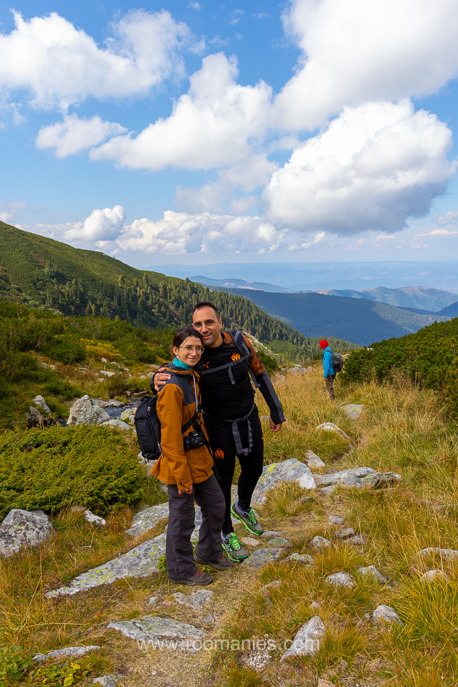 Émeline et Laurent sur le sentier de retour du Retezat, avec en arrière-plan le guide de Roomanies et une vallée du parc. 