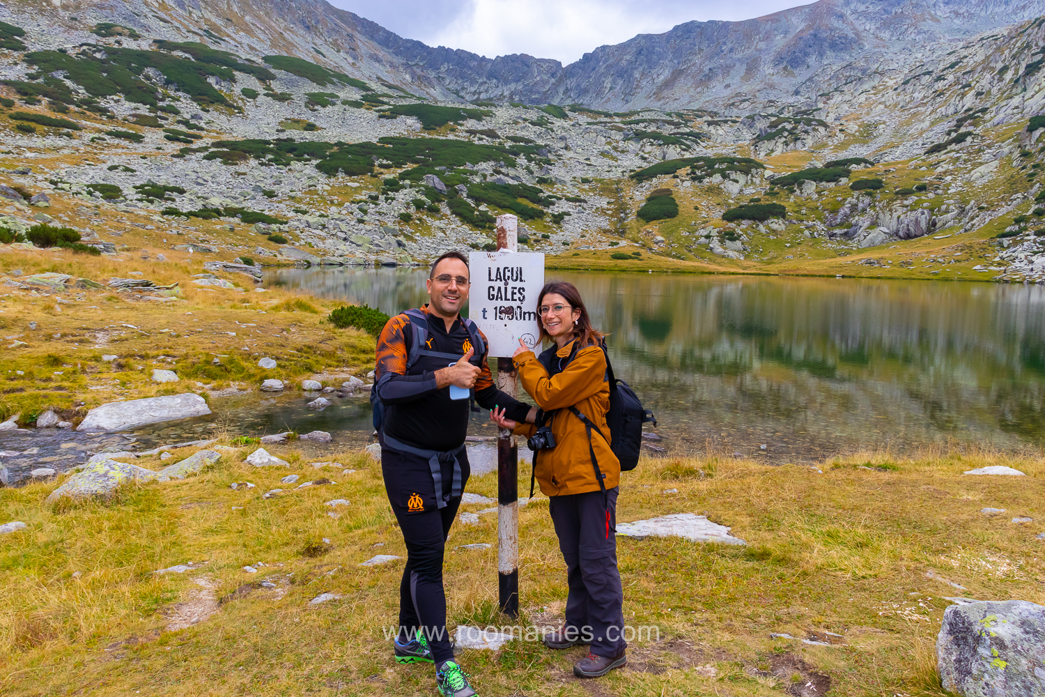 Émeline et Laurent à côté du panneau indiquant l'altitude à laquelle se trouve le lac Gales du parc national Retezat.