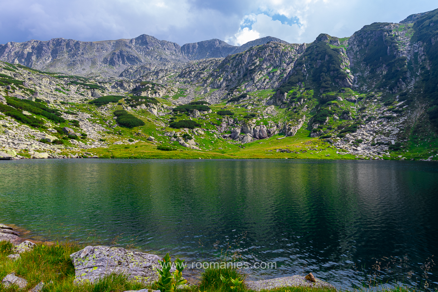 Superbe vue sur le lac Gales du Retezat et les crêtes qui l’entourent. 