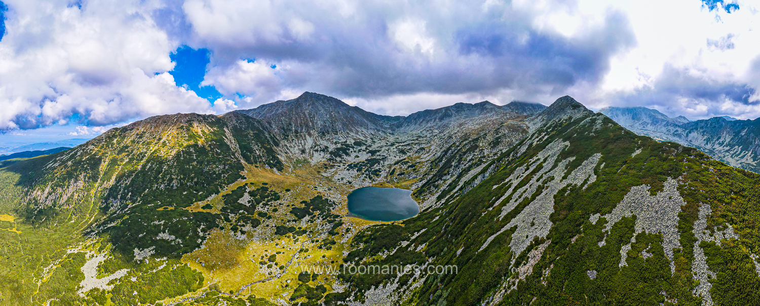 Vue aérienne sur le lac Gales et les crêtes qui l’entourent, Retezat, Roumanie.  sapins dans le Retezat, Roumanie. 