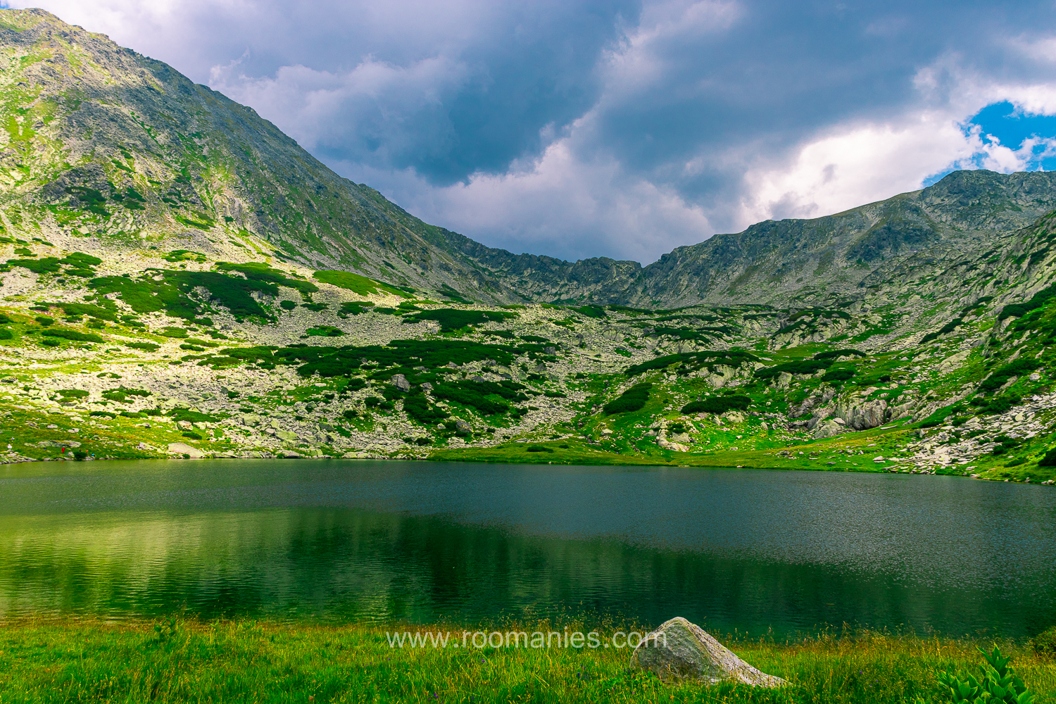 Un petit morceau du lac Gales de Retezat avec en arrière-plan quelques crêtes du Parc National de Retezat, Roumanie. 
