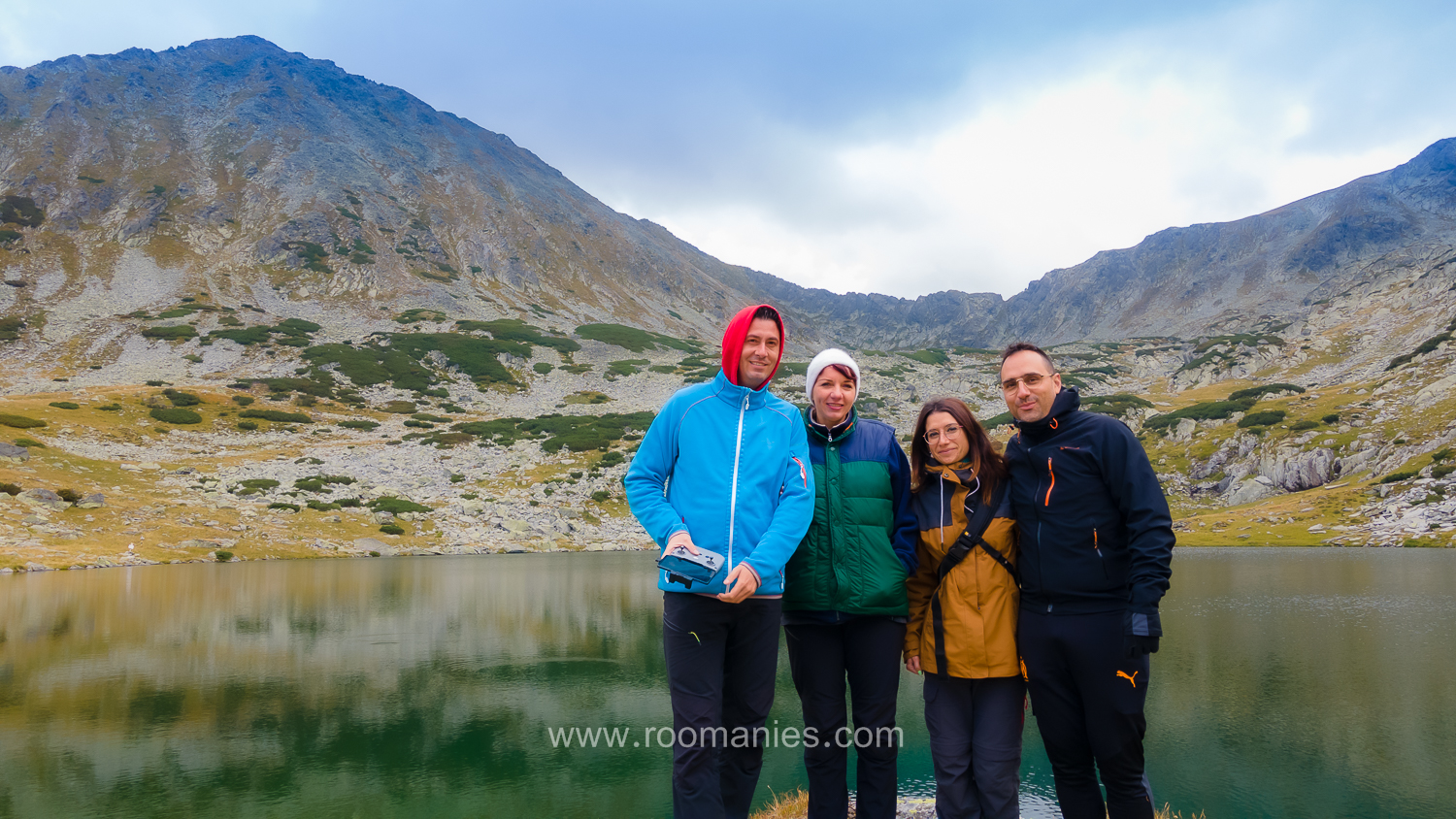 Émeline et Laurent et l’équipe Roomanies, avec en arrière-plan les lac Gales et les crêtes qui entoure le lac.  