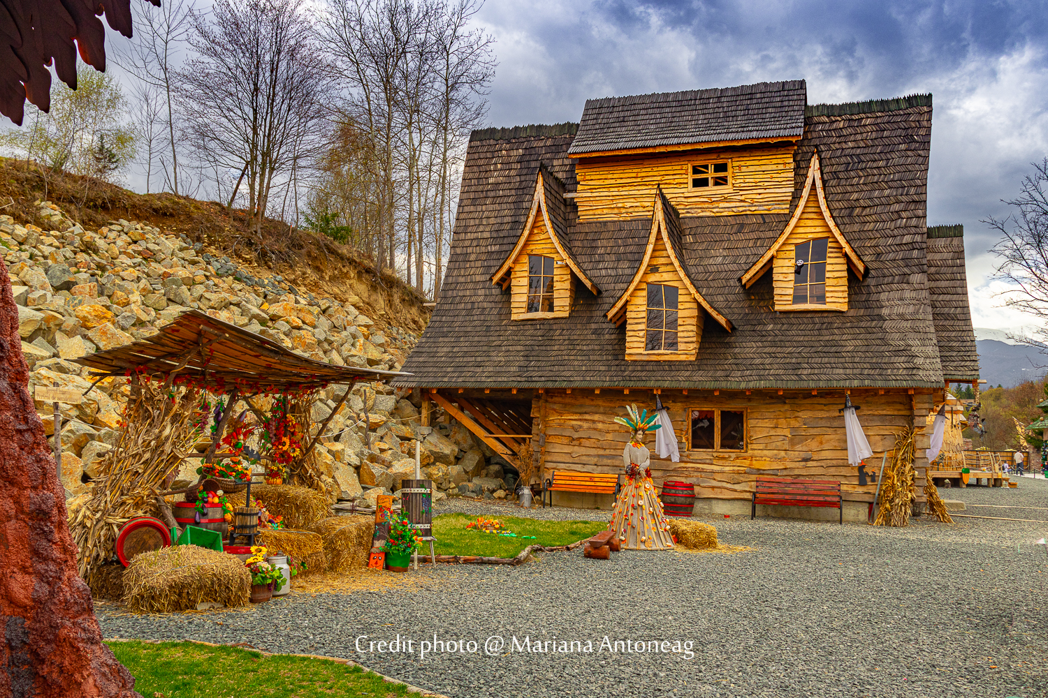 Petite maison féerique en bois inspirée d'un mois de l'année au parc thématique Le Conte du Calendrier à Porumbacu,