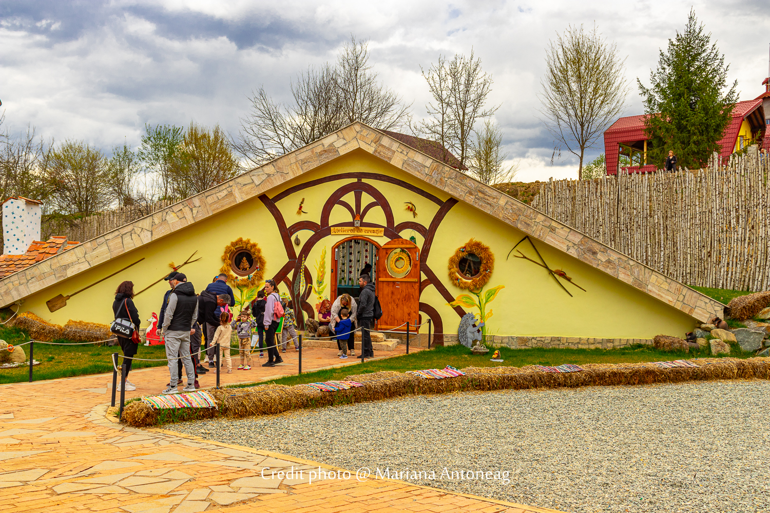 Petite maison féerique jaune inspirée d'un mois de l'année au parc thématique Le Conte du Calendrier à Porumbacu,