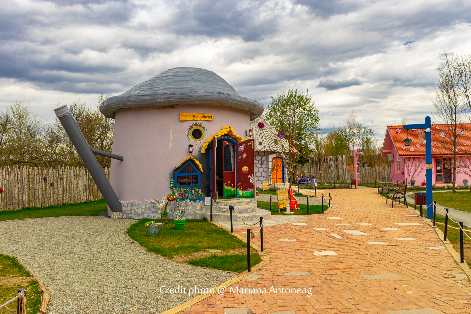 Petite maison féerique inspirée d'un mois de l'année au parc thématique Le Conte du Calendrier à Porumbacu,