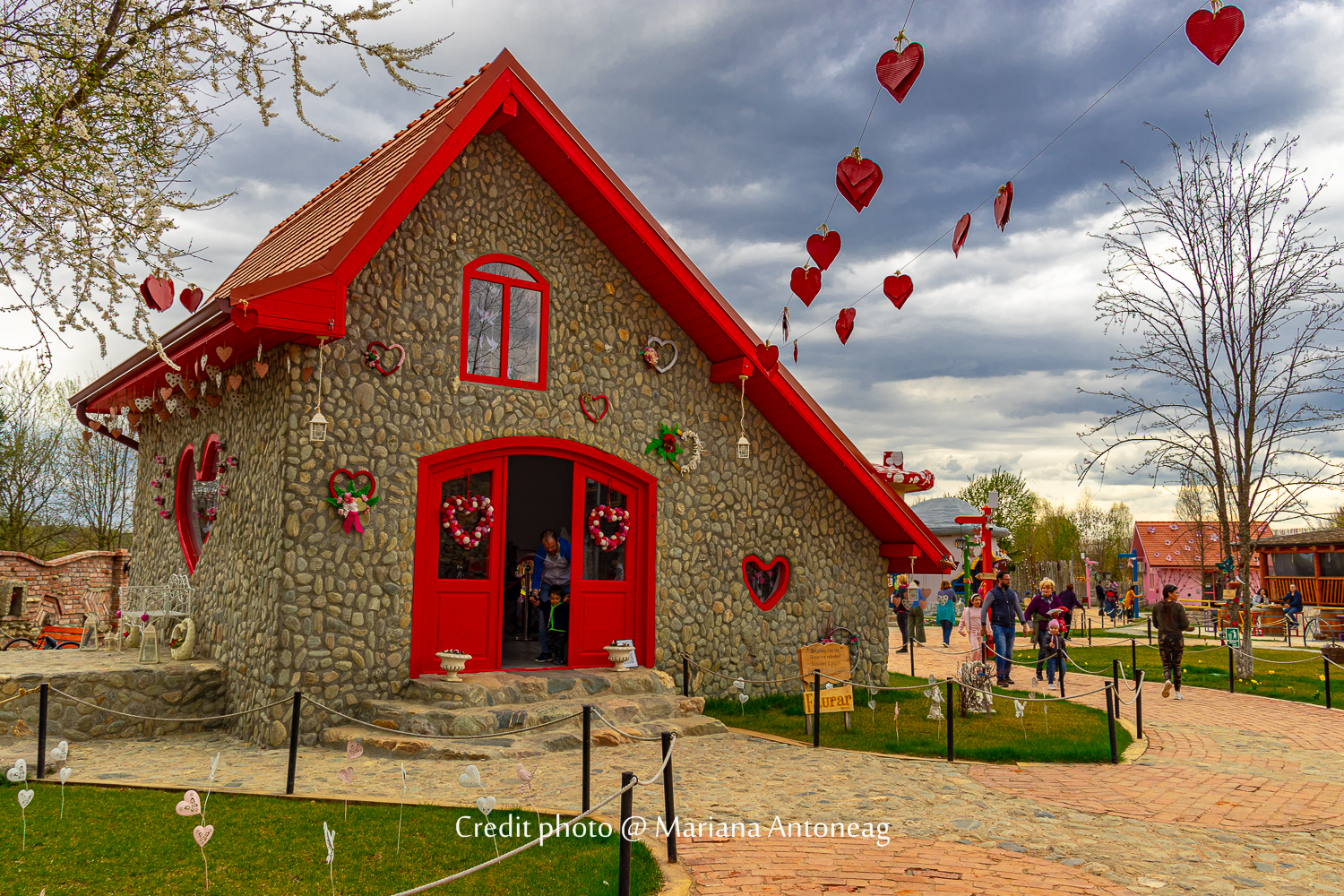 Petite maison féerique sur le thème amour au sein du parc thématique Le Conte du Calendrier à Porumbacu.