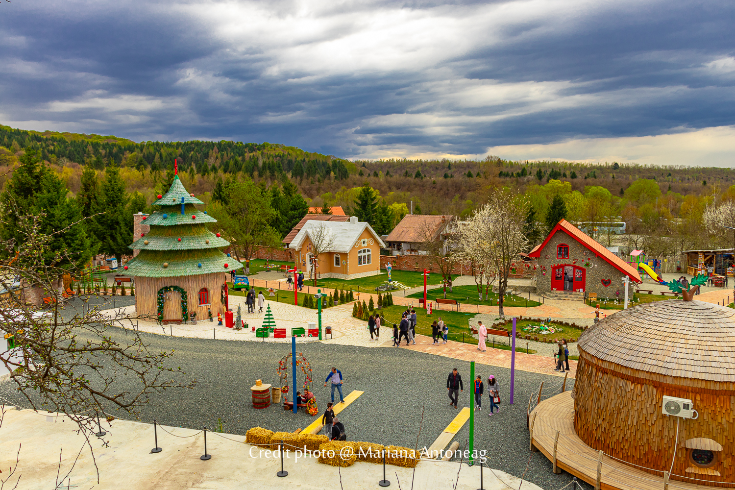 quelques maisons qui se trouvent au sein du parc. Le Conte du Calendrier à Porumbacu, avec les collines en arrière-plan.
