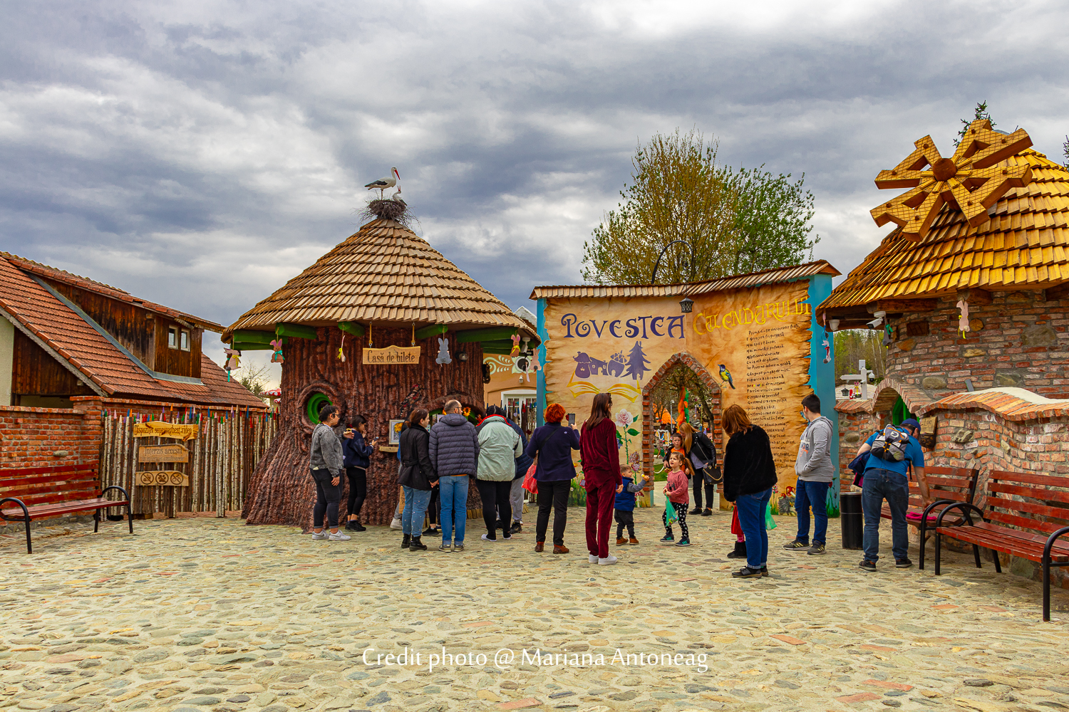 à l'entrée du parc thématique Conte du Calendrier (Povestea Calendarului)