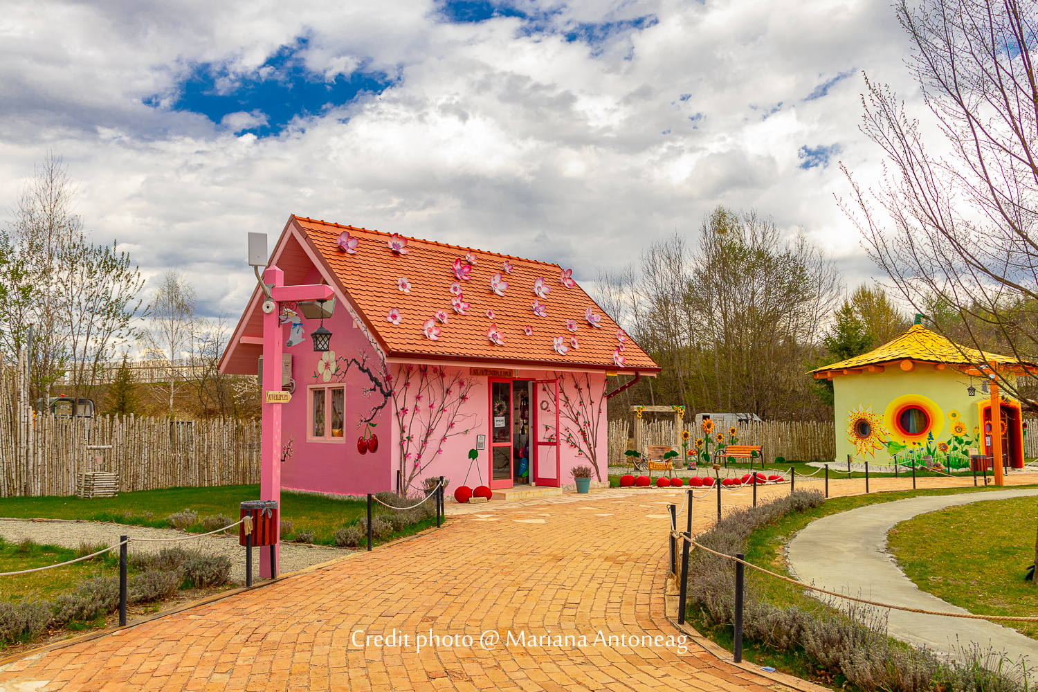 Petite maison féerique rose inspirée d'un mois de l'année au parc thématique Le Conte du Calendrier à Porumbacu,