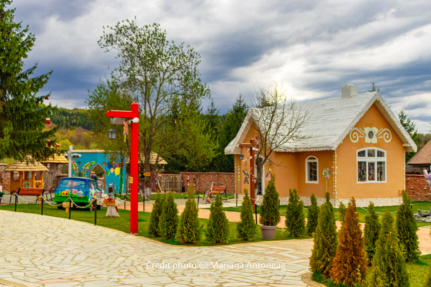 Petite maison féerique blanche inspirée d'un mois de l'année au parc thématique Le Conte du Calendrier à Porumbacu,