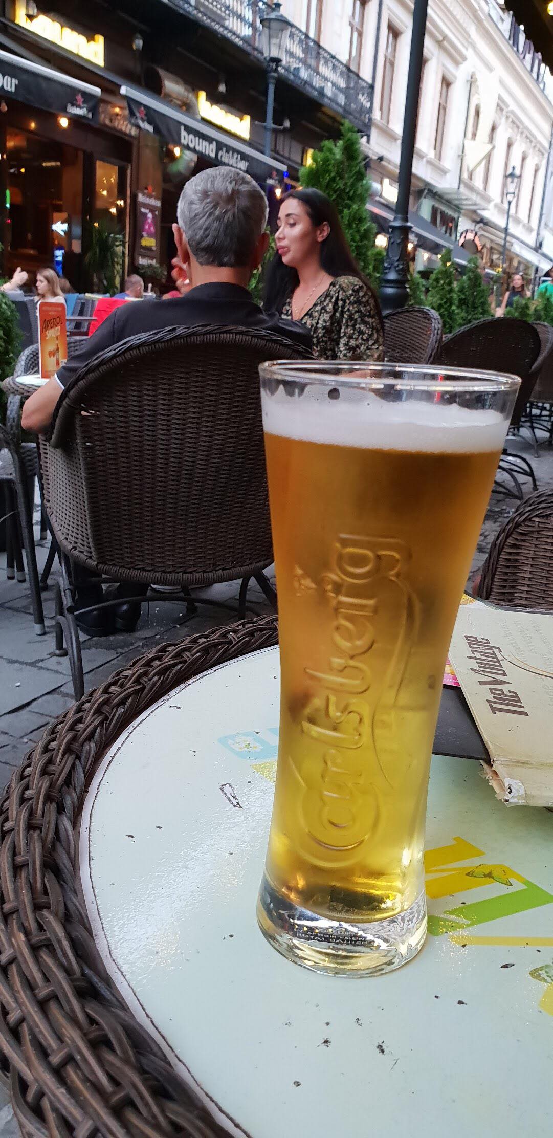 une bière chez la terrase Club Bound