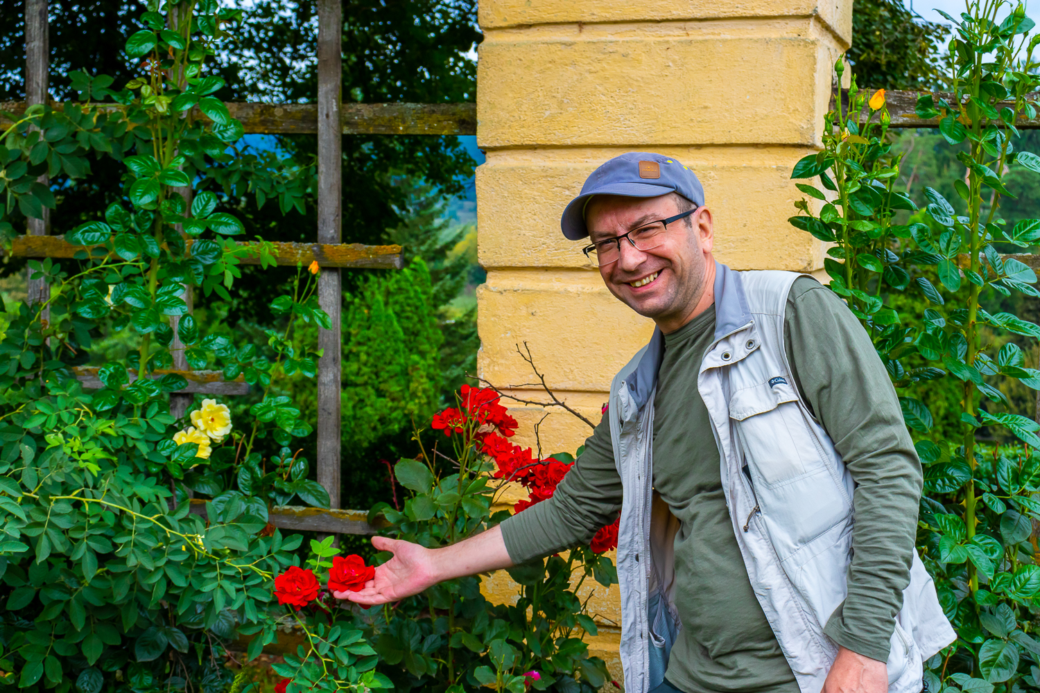 Andrei-Paul Corescu dans les jardins du Palais de Brukenthal Avrig Roumanie