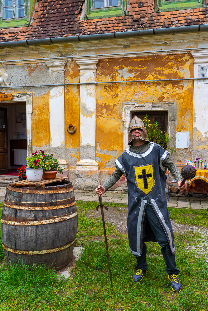 Andrei Paul Corescu déguisé en chevalier