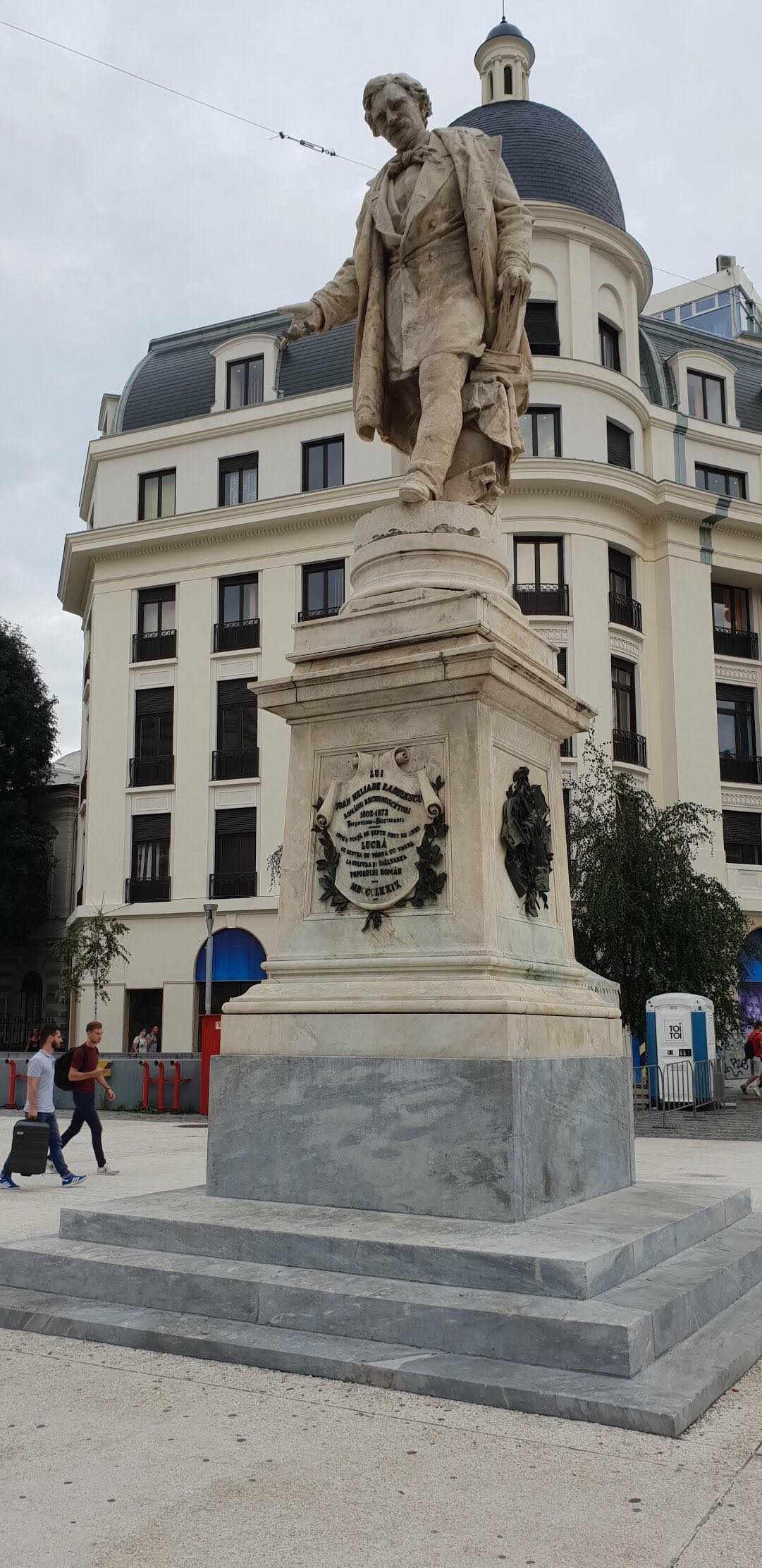 statue - Ion Heliade-Rădulescu, Place de l'Université de Bucarest