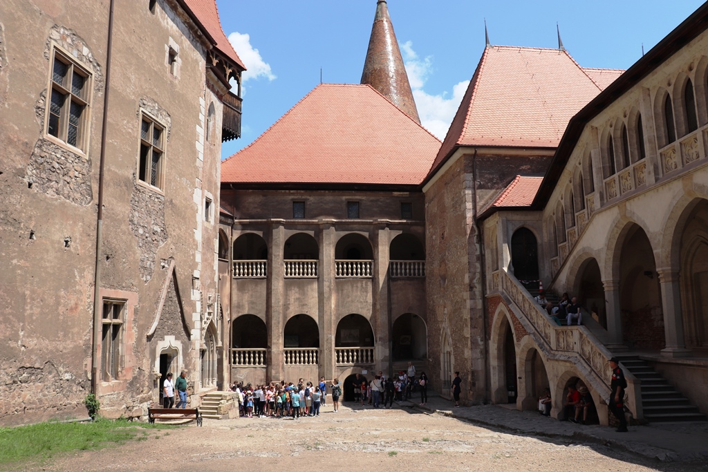 dans la cour du château des Corvin