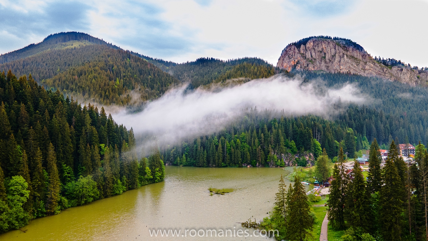 vue aérienne sur le lac Rouge Roumanie