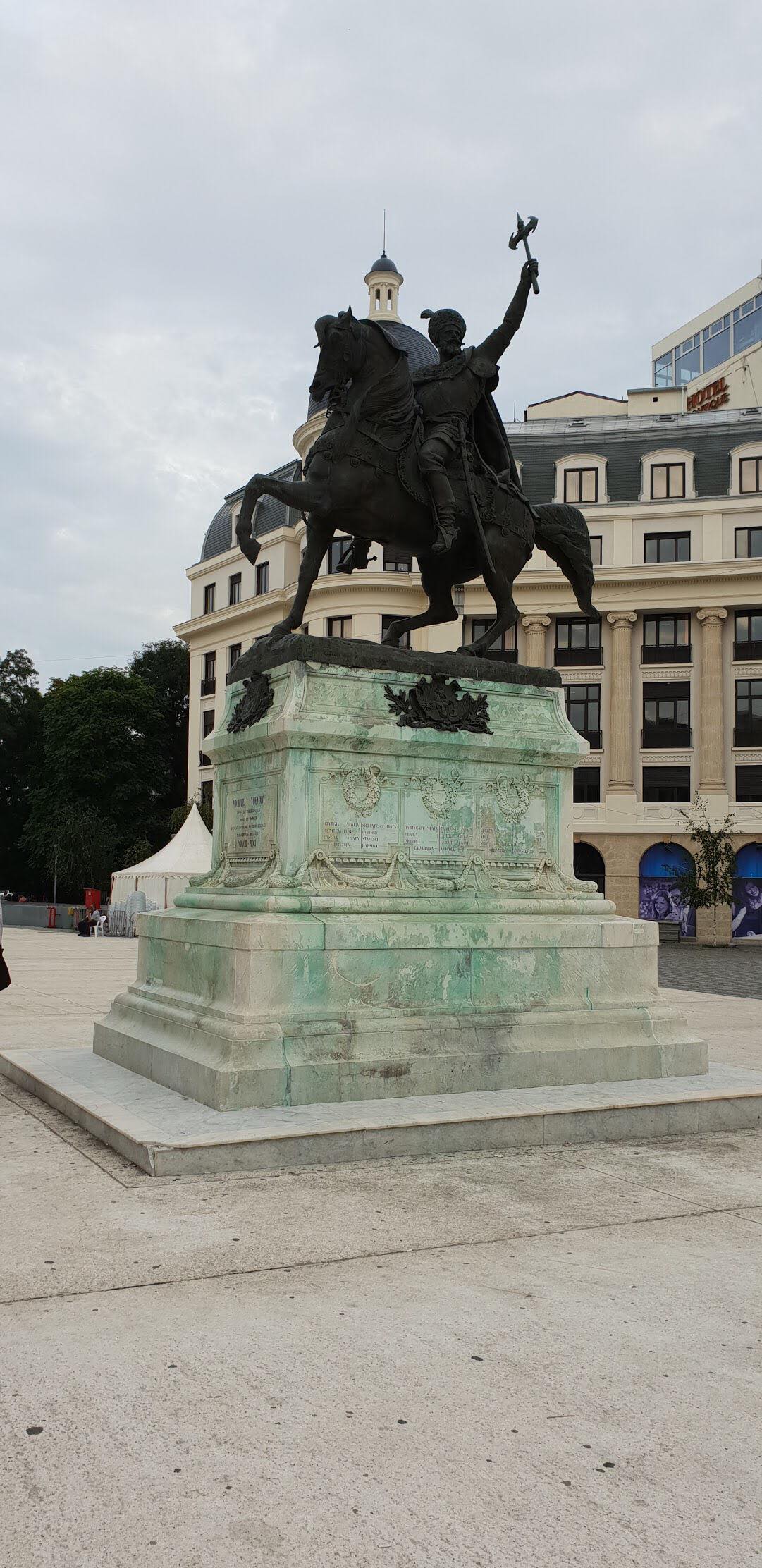 devant le Palais de l'Université