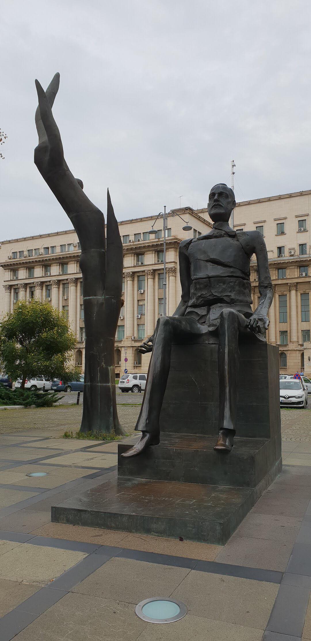 La statue de Iuliu Maniu homme politique roumain, député au parlement de Budapest