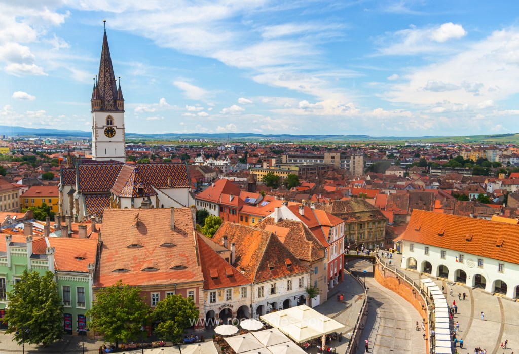Vue aérienne de Sibiu avec au premier plan la Petite Place, les maisons médiévales de Sibiu, le pont des mensonges et la cathédrale évangélique de Sibiu. 