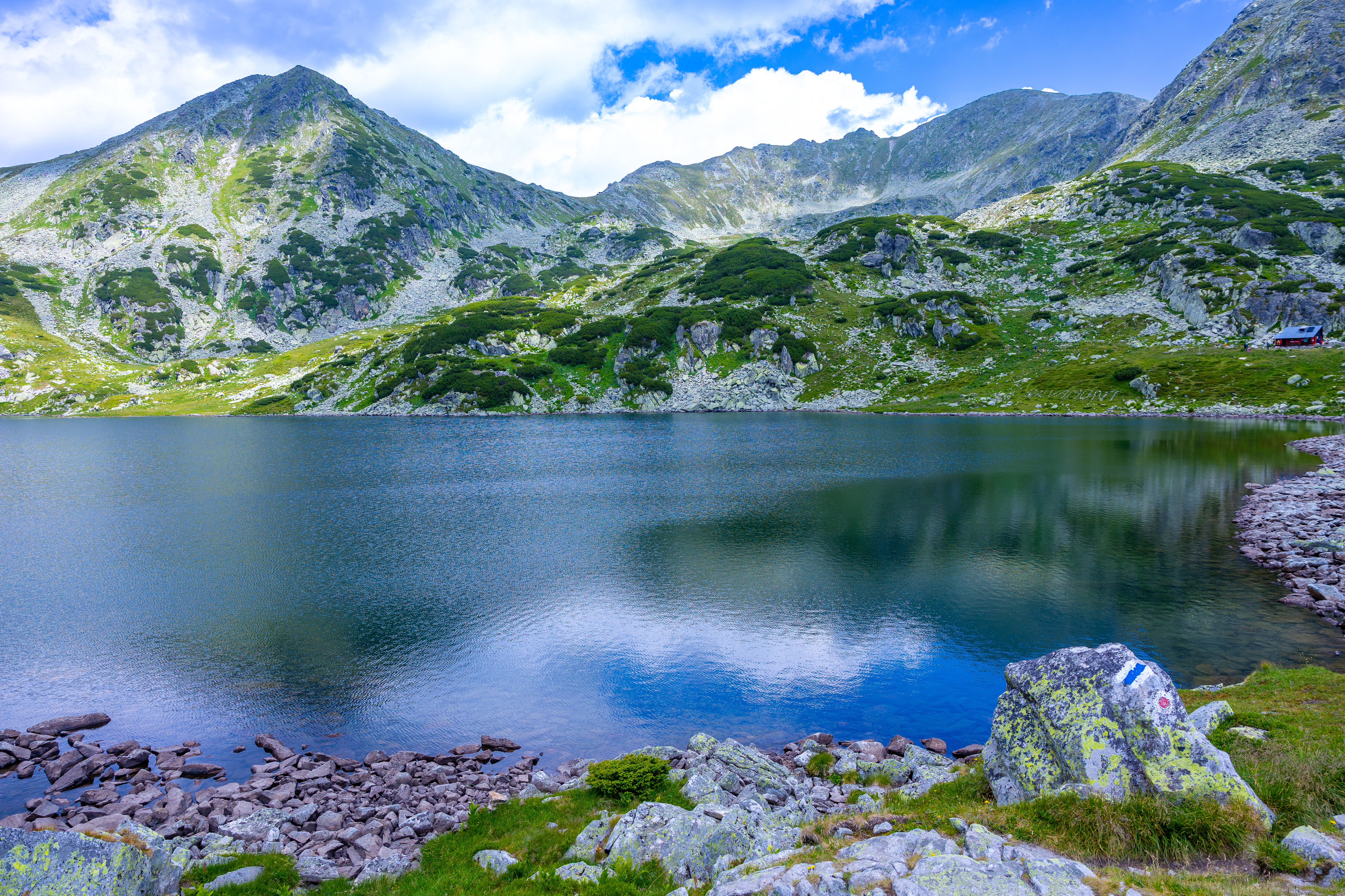 lac glaciaire; entourée de montagne, un lieu que nos clients peuvent visiter lors de nos expériences privées en Transylvanie
